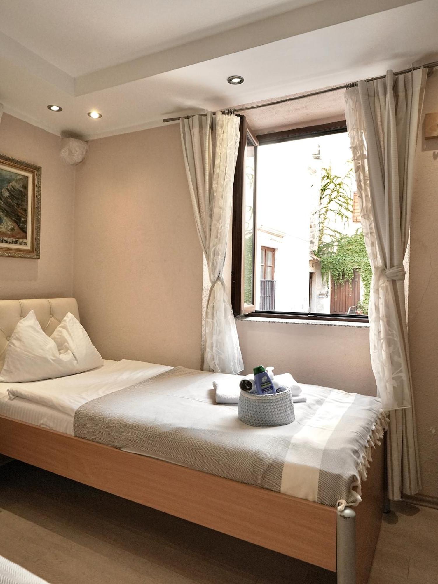 Novi Svet Apartment Kotor Luaran gambar